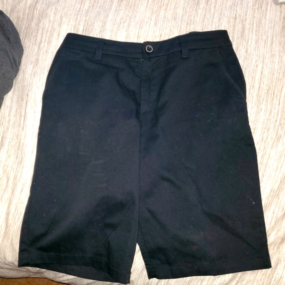 O'Neil size 32 black twill shorts. Tried them on never worn. 22 inch in length.